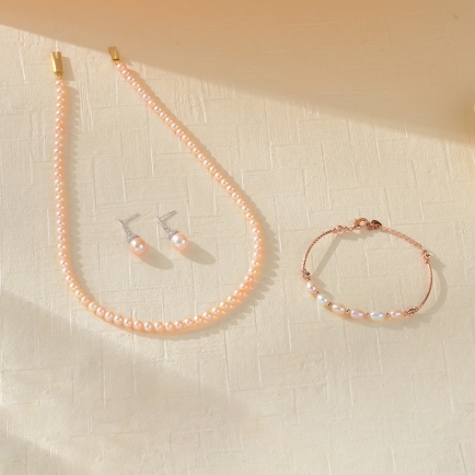 A string of peach coloured freshwater pearls with Earrings, Bracelet