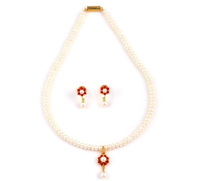 Pearls and Corals necklace and earrings set.